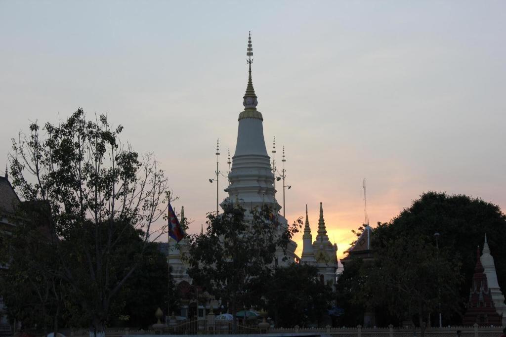 Le President Hotel Phnom Pen Exterior foto
