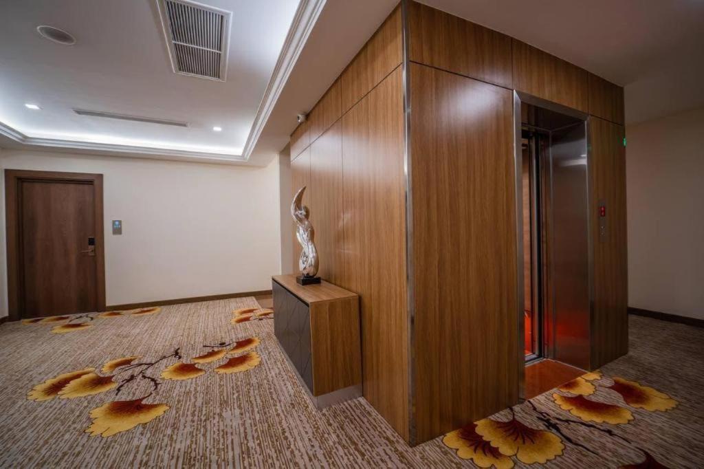 Le President Hotel Phnom Pen Exterior foto