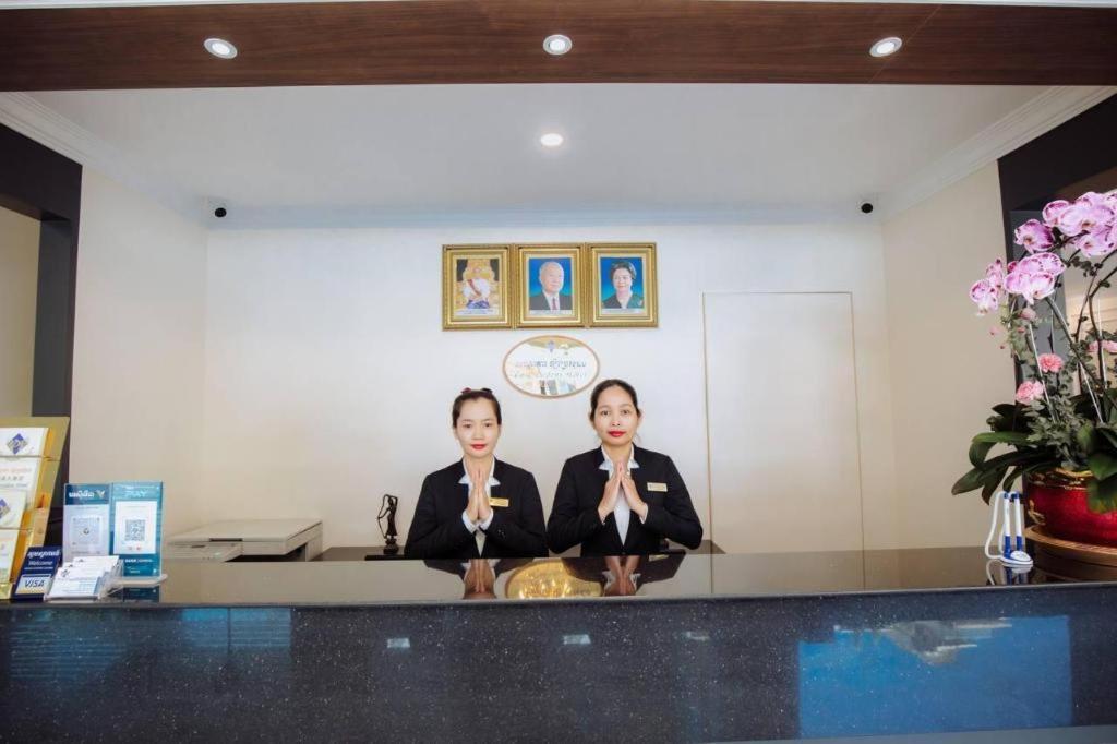 Le President Hotel Phnom Pen Exterior foto