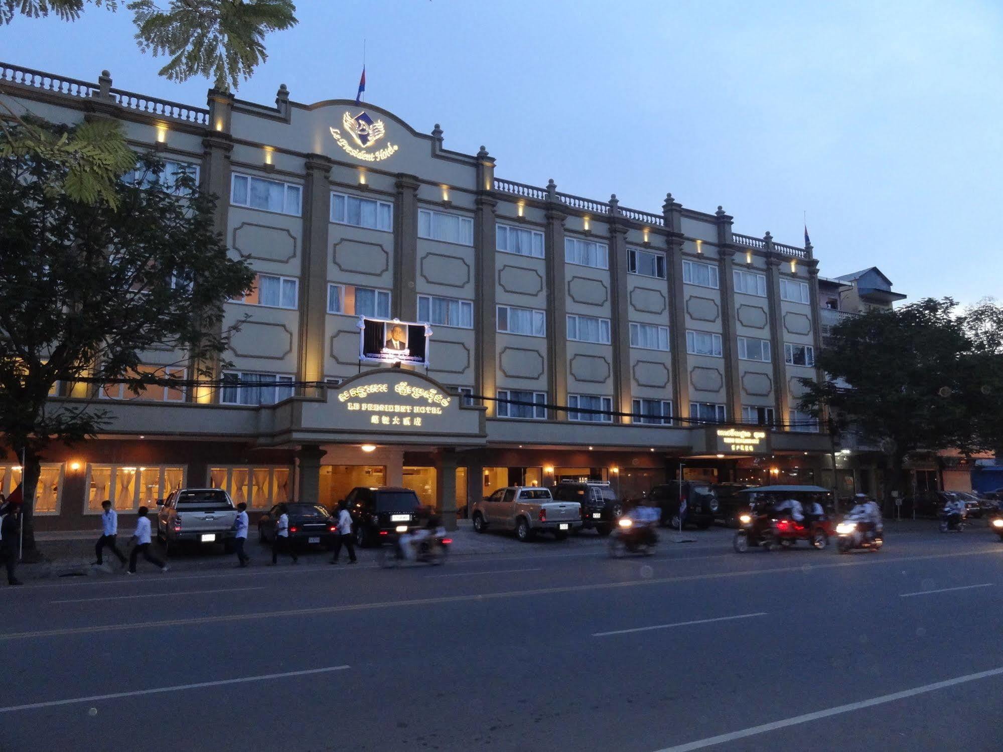 Le President Hotel Phnom Pen Exterior foto