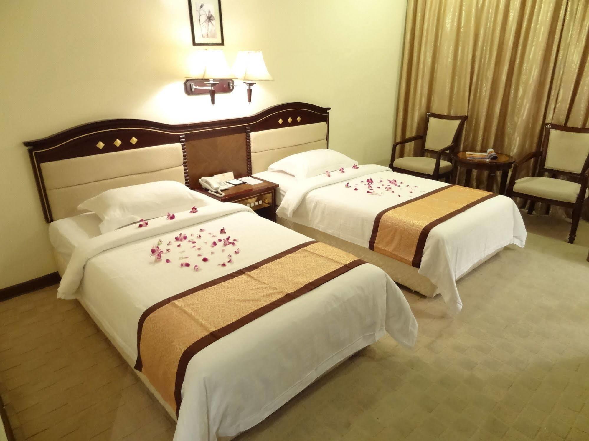 Le President Hotel Phnom Pen Exterior foto